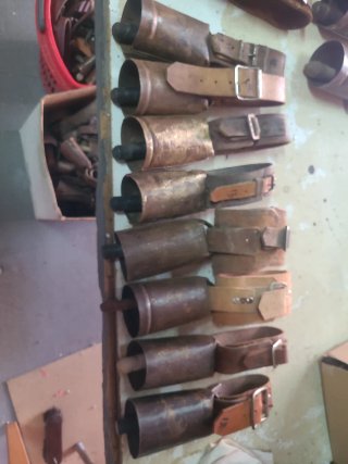 8 Cencerros de cuero y metal