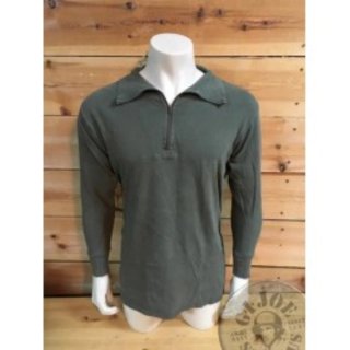 Camiseta verde militar con cremallera