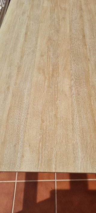 Mesa de comedor de madera color beige