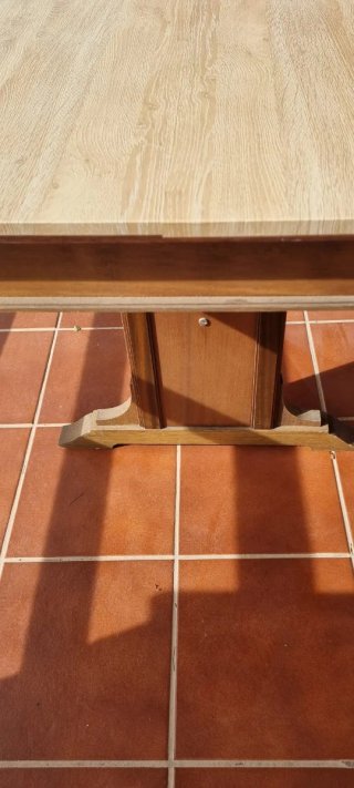 Mesa de comedor de madera color beige