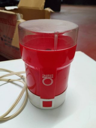 Molinillo de café Taurus rojo