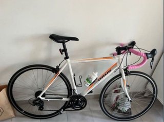Bicicleta de carretera Orus blanca