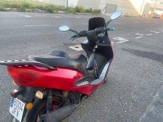 Riya Knight 125cc Scooter Roja y Negra