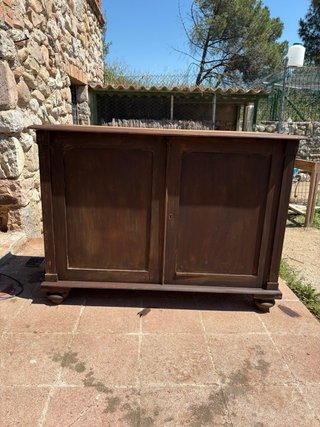 Alacena antigua de madera y cristal