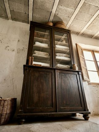 Alacena antigua de madera y cristal