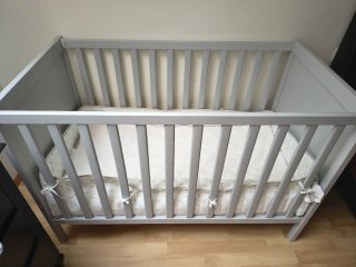 Cuna de madera gris