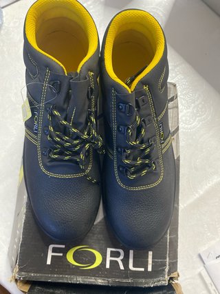 Botas de seguridad negras y amarillas