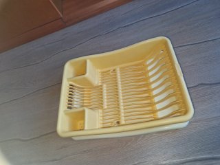 Escurridor de platos de plástico en buen estado.