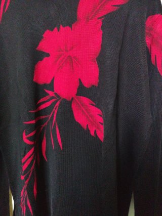 Maglia vintage fiorata nera e rossa