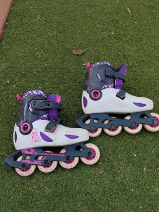 Patines en línea infantiles morados y blancos