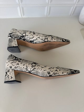 Zapatos Mango tacón bajo estampado serpiente