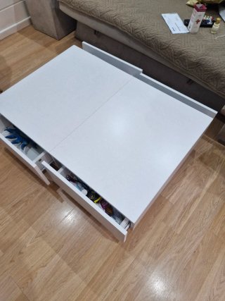 Mesa de centro blanca con cajones