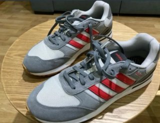 Zapatillas Adidas grises y rojas