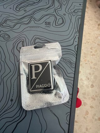 Anagrama Piaggio Plata