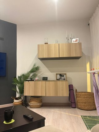 Mueble TV colgante IKEA BESTÅ + 2 vitrinas