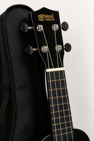 Ukulele nero con custodia