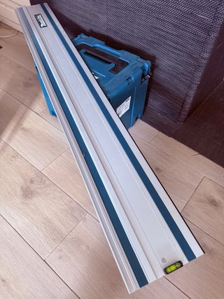 Sierra Circular Makita DHS710 + Carril Guía