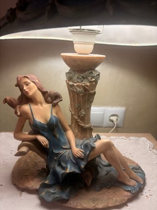 Lámpara de mesa decorativa mujer azul