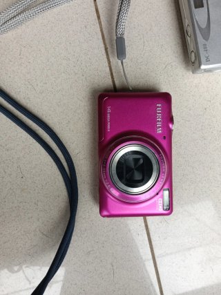 Set di tre fotocamere digitali compatte: Sony, Inovix, Fujifilm