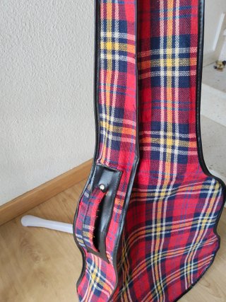 Funda de guitarra a cuadros vintage.