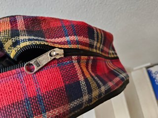 Funda de guitarra a cuadros vintage.