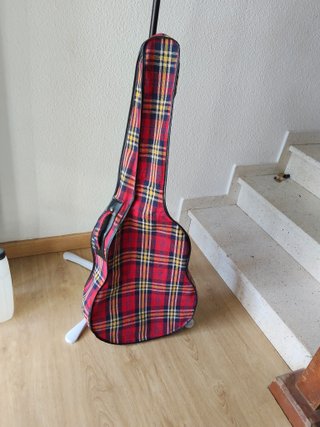Funda de guitarra a cuadros vintage.