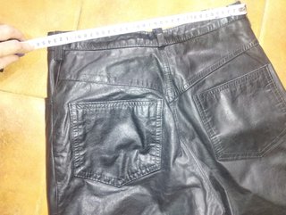 Pantalón de cuero negro