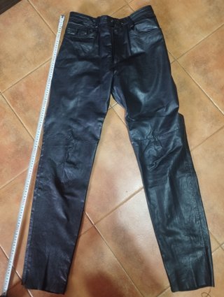 Pantalón de cuero negro