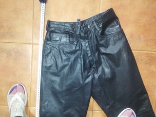 Pantalón de cuero negro