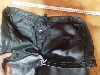 Pantalón de cuero negro