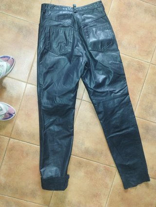 Pantalón de cuero negro