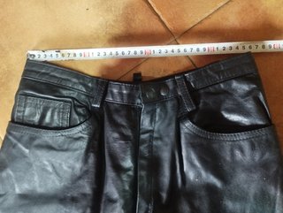 Pantalón de cuero negro