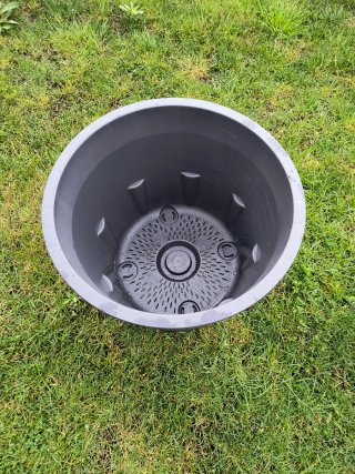 Jardinera gris de plástico con ruedas