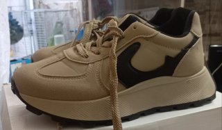 Zapatillas Beige y Negro