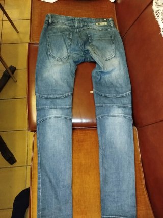 Vaqueros pitillo hombre