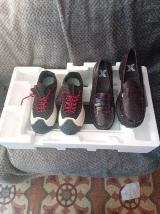 Zapatos negros y marrones