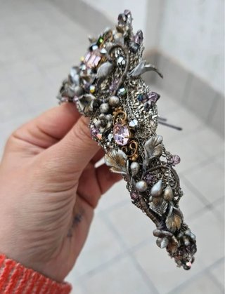 Tiara de fantasía con piedras rosas