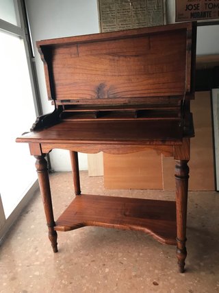 Escritorio de madera antiguo
