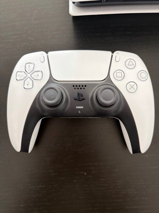 PS5 (1TB) + mando + 4 juegos (1 año uso)