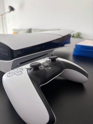 PS5 (1TB) + mando + 4 juegos (1 año uso)