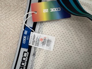 CODE 22 Slip Blanco con Detalles Arcoíris