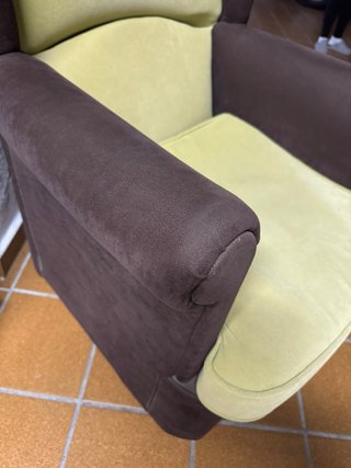 Sofá orejero marrón y verde