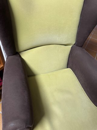Sofá orejero marrón y verde