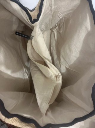 Bolso de rafia con rayas negras