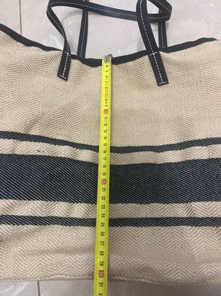 Bolso de rafia con rayas negras