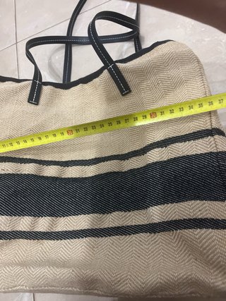 Bolso de rafia con rayas negras