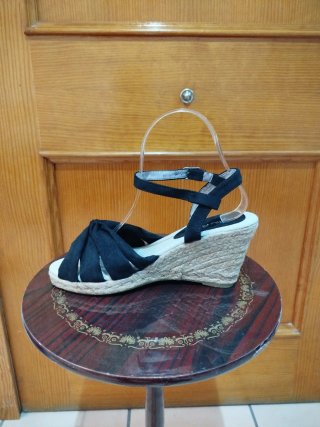 Sandalias cuña negras Talla 38 dispongo de más N