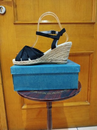 Sandalias cuña negras Talla 38 dispongo de más N
