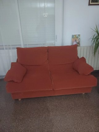 Sofá y sillón de tela y madera