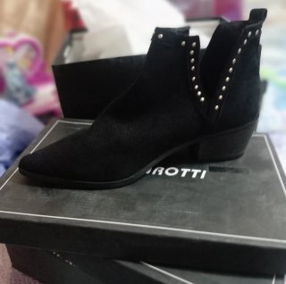 Botas negras con tachuelas